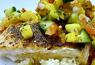 Grillet eller stekt torsk med eksotisk salsa og couscous