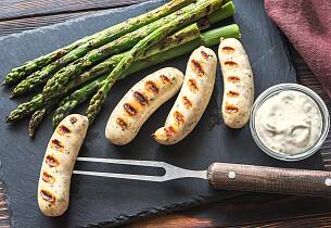 Grillede pølser med hvitløkssaus og asparges