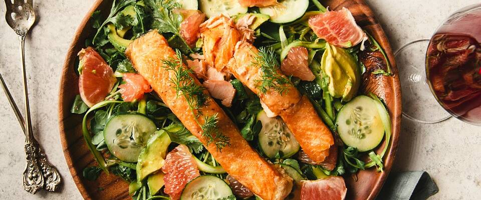 By på en lekker salat med stekt laks på toppen