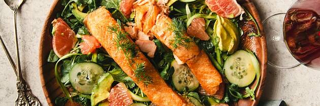 By på en lekker salat med stekt laks på toppen