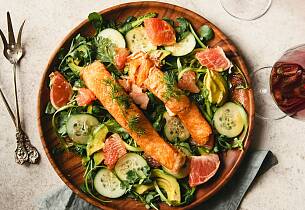 By på en lekker salat med stekt laks på toppen