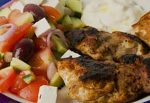 Grillede kyllinglår med tzatziki og båtpoteter