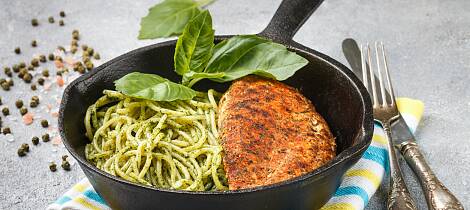 Gi kyllingfileten og spagettien et lite løft med hjemmelaget spinatpesto