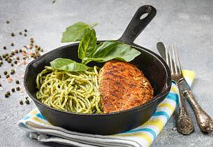 Gi kyllingfileten og spagettien et lite løft med hjemmelaget spinatpesto