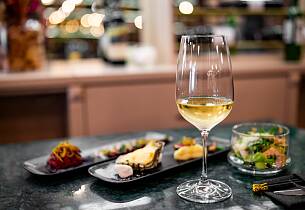 Utforsk 4 stiler chardonnay kombinert med småretter