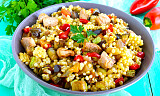 En lun salat med couscous, kylling og bakte grønnsaker er mettende og godt
