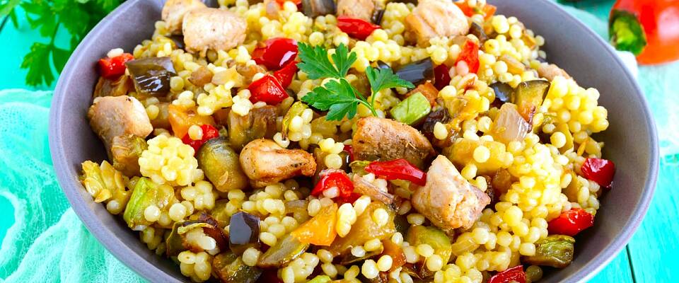 En lun salat med couscous, kylling og bakte grønnsaker er mettende og godt