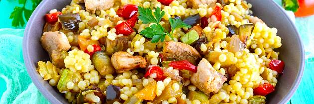 En lun salat med couscous, kylling og bakte grønnsaker er mettende og godt