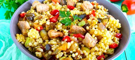 En lun salat med couscous, kylling og bakte grønnsaker er mettende og godt