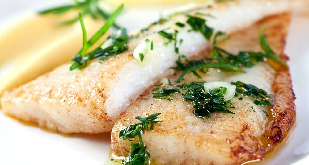 Når fisken får et opphold i urtemarinade, er det veldig lite ekstra som trengs utover steking