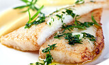 Når fisken får et opphold i urtemarinade, er det veldig lite ekstra som trengs utover steking