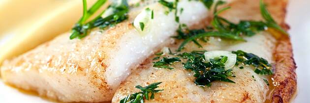 Når fisken får et opphold i urtemarinade, er det veldig lite ekstra som trengs utover steking