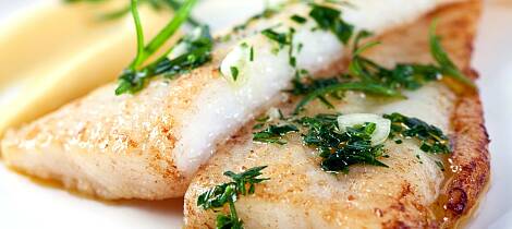 Når fisken får et opphold i urtemarinade, er det veldig lite ekstra som trengs utover steking