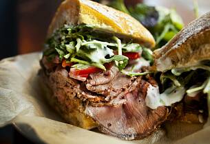 Gjør fredagen fantastisk med en beefsandwich