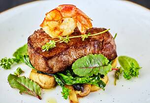 Biff med scampi eller tigerreke - surf'n turf