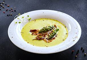 Aspargessuppe med tomat og sprøstekt spekeskinke eller bacon