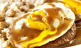 Gjør som på Hawaii, gi karbonade med egg ekstra trøkk med pepper også i sausen
