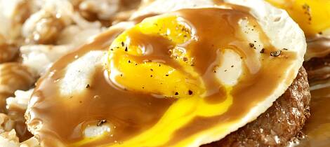 Gjør som på Hawaii, gi karbonade med egg ekstra trøkk med pepper også i sausen