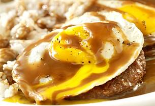 Gjør som på Hawaii, gi karbonade med egg ekstra trøkk med pepper også i sausen