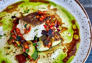 Karrystekt torsk med avokado- og myntekrem, squash og tomat