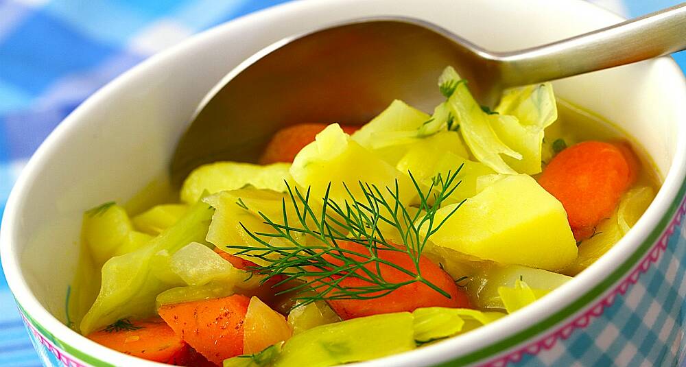 Varm salat med kål, gulrøtter, dill og gressløksaus