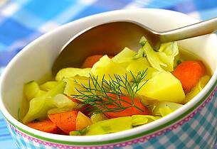 Varm salat med kål, gulrøtter, dill og gressløksaus