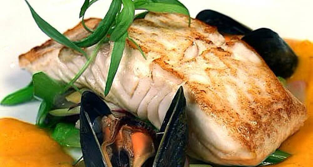 Oppskrift på Ristet kveite med blåskjell- og gulrotsaus - Aperitif.no
