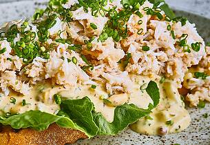 Et saftig stykke krabbe-smørbrød blir suksess som dagens middag