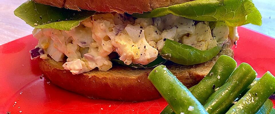 Lag en digg toast med krabbesalat, aspargesbønner med hvitløk og safransaus på siden