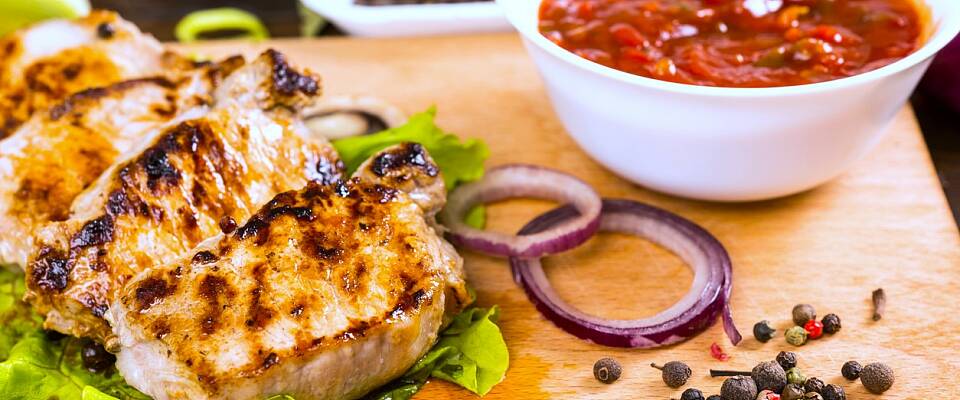 I juli marinerer og griller vi uansett vær - prøv denne med hjemmelaget paprikasaus