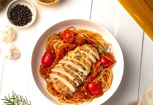 Middelhavskylling med tomatsaus pasta