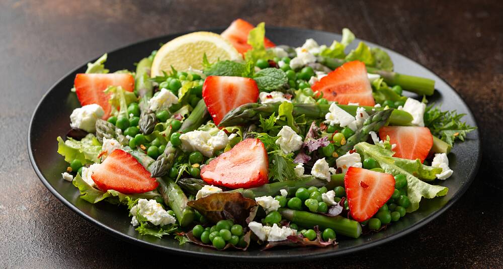Jordbær- og sukkerertsalat