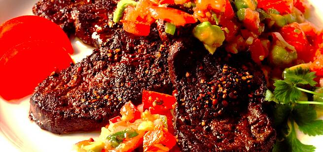 Minuttstek av hval med avokadosalsa