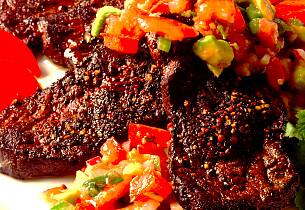 Minuttstek av hval med avokadosalsa