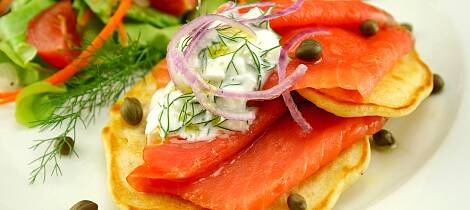 Når gravlaks serveres med sennepssaus, dillstuede poteter og blinis, smaker det av fest