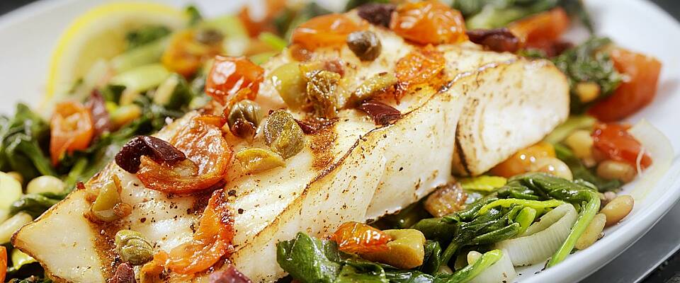 Slik lager du en festrett med kveite og høstens grønnsaker