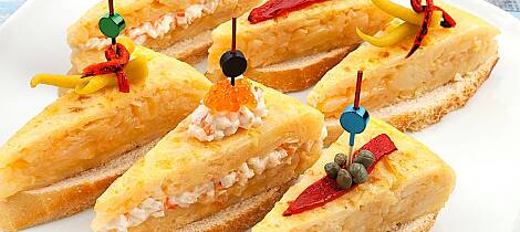 Lag en pintxosfest midt i uka med spansk omelett fylt med rester av sjømat fra kjøleskapet