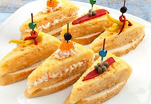 Lag en pintxosfest midt i uka med spansk omelett fylt med rester av sjømat fra kjøleskapet