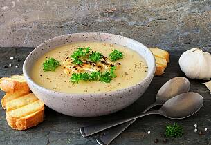 Lag en mettende suppe med blomkål og poteter - bli overrasket over hvor herlig det smaker