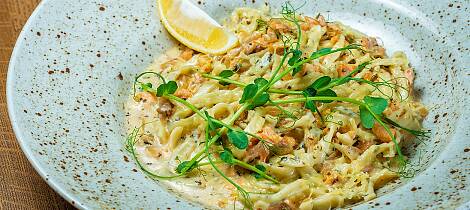 Så enkelt lager du en pastarett med mange gode smaker av sennep, dill og laks