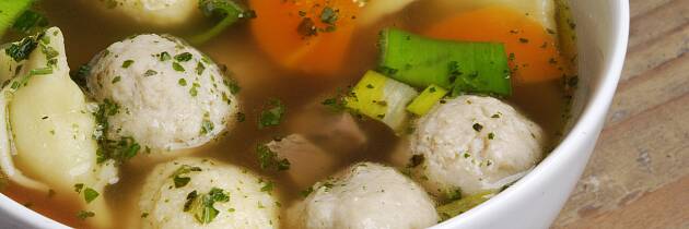 Start uka med en retro middag: Grønnsaksuppe med fine kyllingboller
