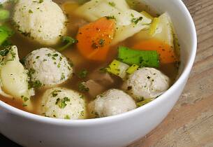 Grønnsaksuppe med fine kyllingboller
