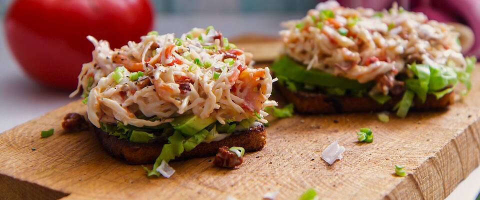 Helgens beste forrett eller smårett: Krabbesalat med god dressing på toast