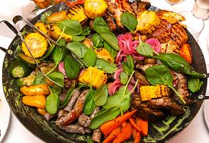 Wok med rester av pølse, kjøtt, mais, løk, paprika og tomat