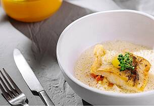Pannestekt fisk med blåskjell- og epleragu, potet- og pancettaterrine