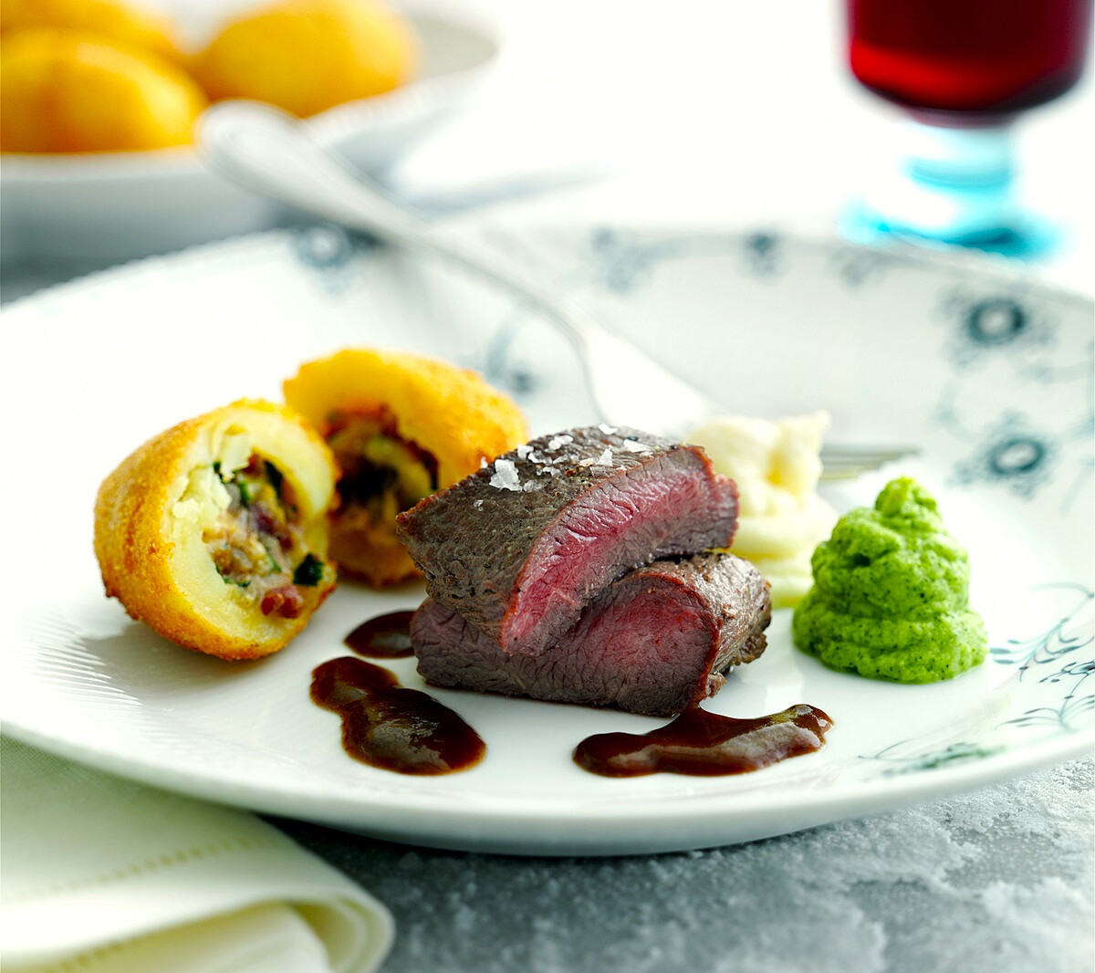 Lammefilet med blomkåls- og brokkolitopper, fylte poteter og timian- og rødvinsaus