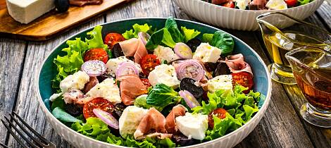 En enkel salat som denne blir både god og mettende med små grep