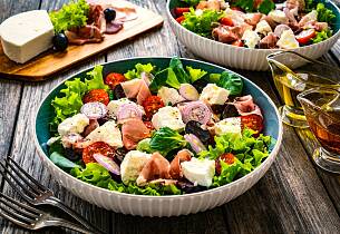 Salat med spekemat spinat og fetaost