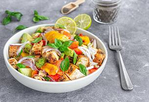 Kyllingsalat med masse snadder som avocado, paprika, mango, rødløk, vårløk, chili