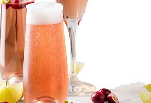 Sloe Gin møter rosa musserende drinkoppskrift